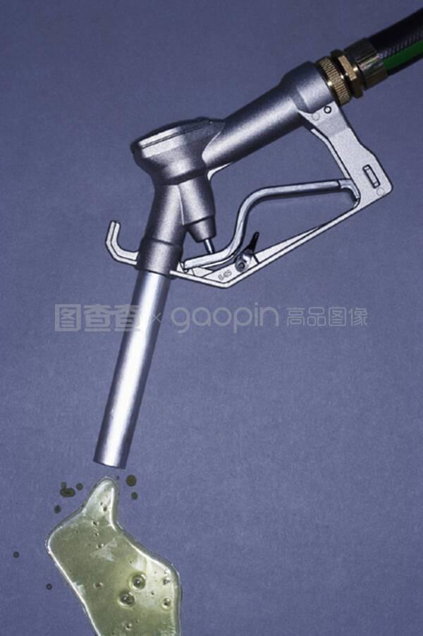 藍(lán)色背景下的汽油泵噴嘴 科技、安全與日常的微觀視角